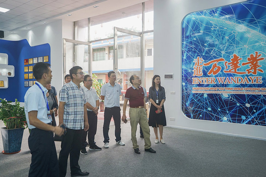 專家組參觀萬(wàn)達(dá)業(yè)多功能展廳